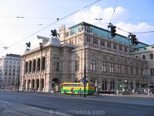 Sightseeing Bus in front of Vienna State Opera